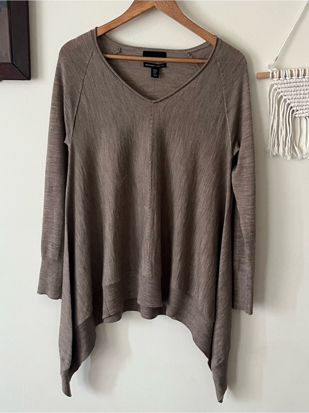 Cynthia Rowley Taupe V-Neck Merino wool oversized Sweater- Medium PtP 20 inch - Picture 2 of 8